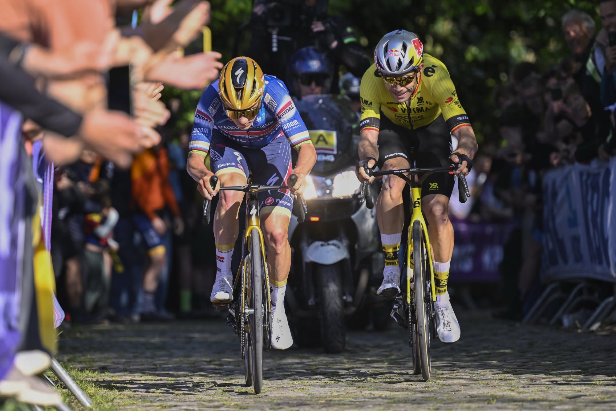 Two riders battle it out to reach the finish line of Brabantse Pijl 2026