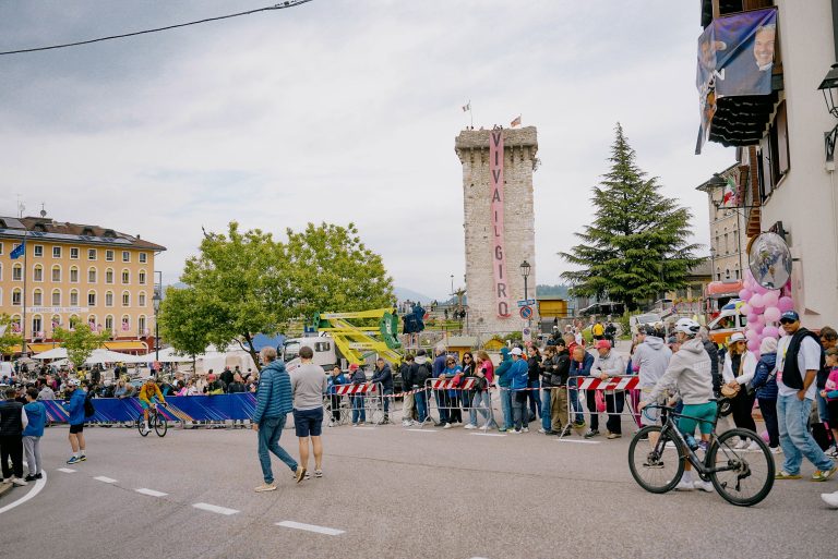 Supporters await the arrival of the Giro d'Italia