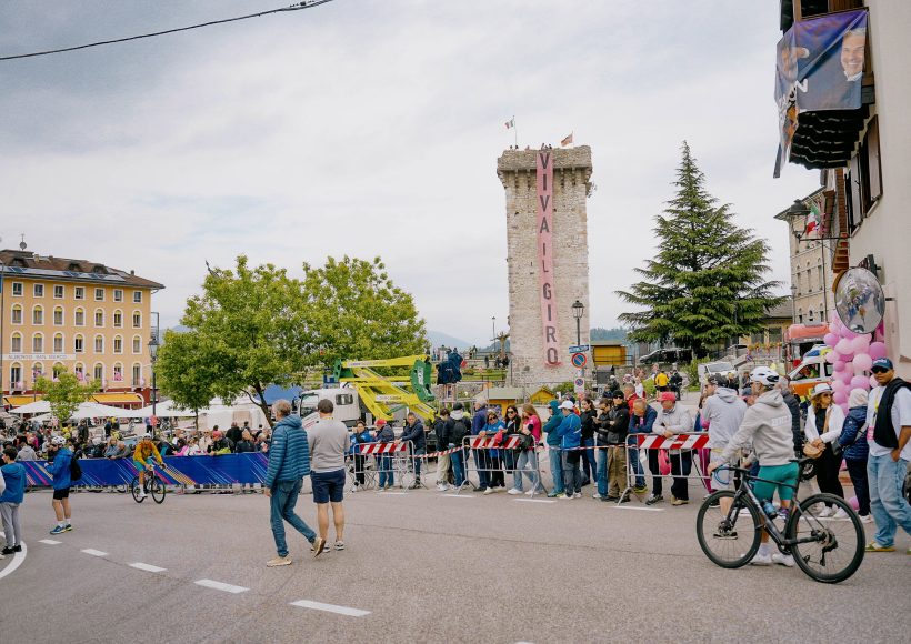 Supporters await the arrival of the Giro d'Italia